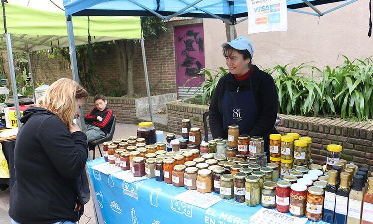 El Mercado en tu Barrio ofrece alimentos y productos frescos a precios bajos