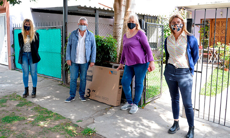 Julio Zamora entregó premios por el Día del Jubilado a vecinos del distrito