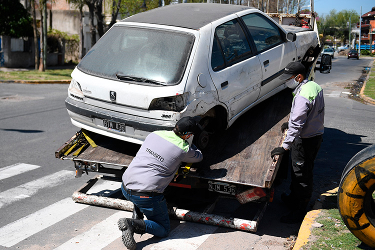 El Municipio remueve autos abandonados en la vía pública y advierte por la seguridad y el medio ambiente