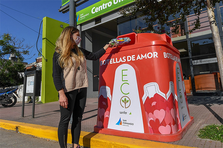 Siguen instalando campanas de ´Botellas de Amor´ para reciclar plásticos de un solo uso