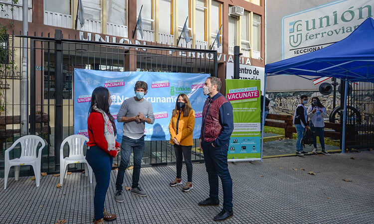 Juan Andreotti visitó el nuevo vacunatorio contra el COVID-19 que funciona en la sede de Unión Ferroviaria