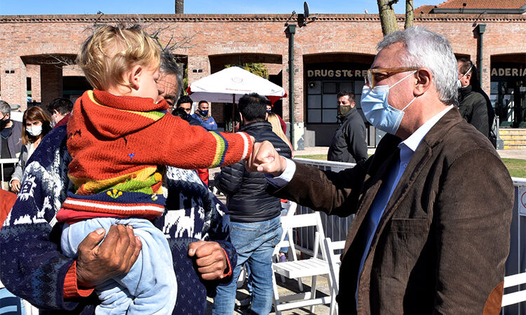 Julio Zamora acompañó el inicio de la Semana Especial de Vacunación contra el Covid-19 en Tigre centro