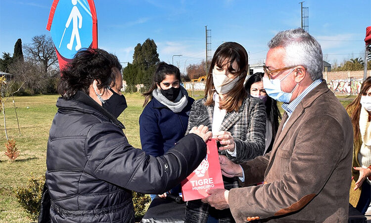 El intendente Julio Zamora entregó más de 100 pares de anteojos a vecinos y vecinas de Tigre