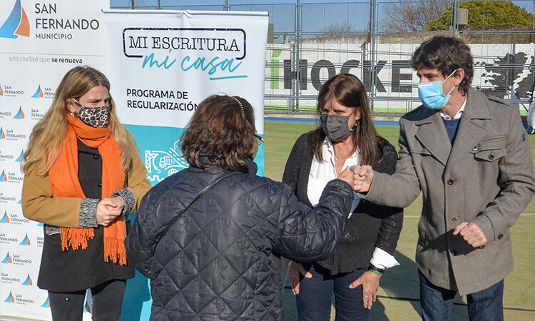 Juan Andreotti y Teresa García entregaron escrituras de viviendas a 118 familias sanfernandinas