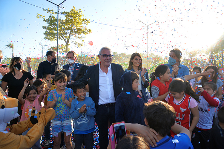 Julio y Gisela Zamora presentaron el espacio público N° 64 renovado por el Municipio de Tigre