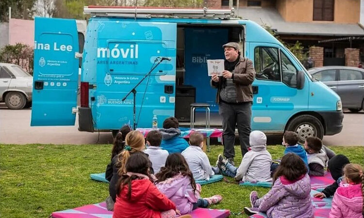 El Bibliomóvil recorre San Fernando para promover la lectura en los barrios con talleres, juegos y artistas