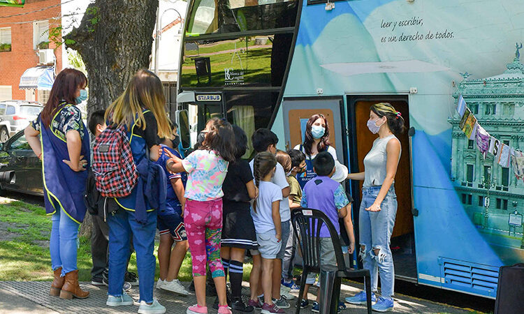 La Biblioteca móvil del Congreso de la Nación visitó San Fernando para promover la lectura con talleres y juegos