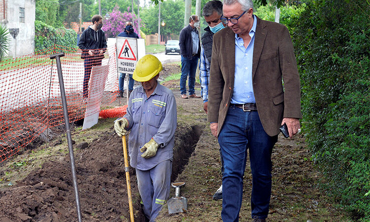 Julio Zamora supervisó una conexión de red de gas en el barrio Ojo de Agua de Benavídez