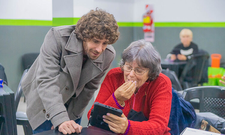 Juan Andreotti acompañó a adultos mayores en un “Taller de Tecnología”