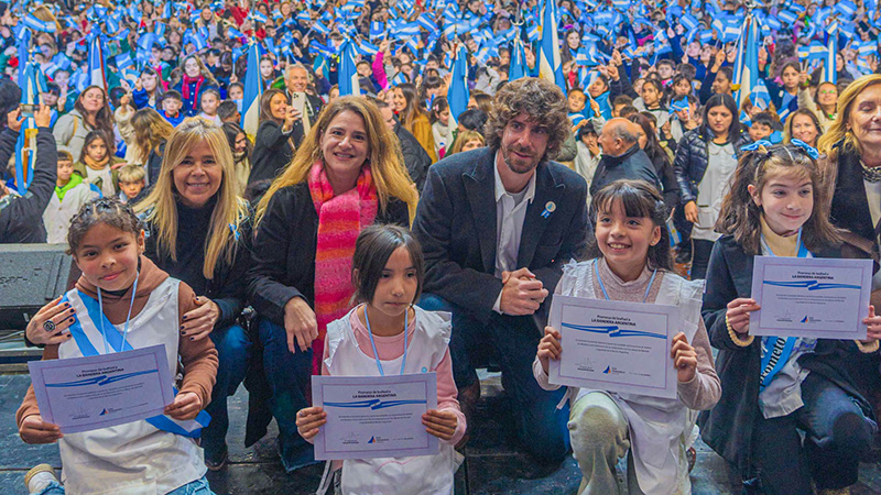 Juan Andreotti tomó la Promesa de lealtad a la Bandera a los alumnos de 4to grado de San Fernando